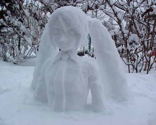 Снеговик в виде героини японского аниме.
