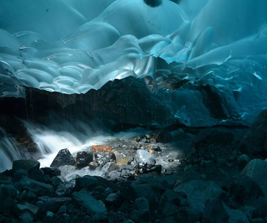 Ледяные пещеры в Аляске