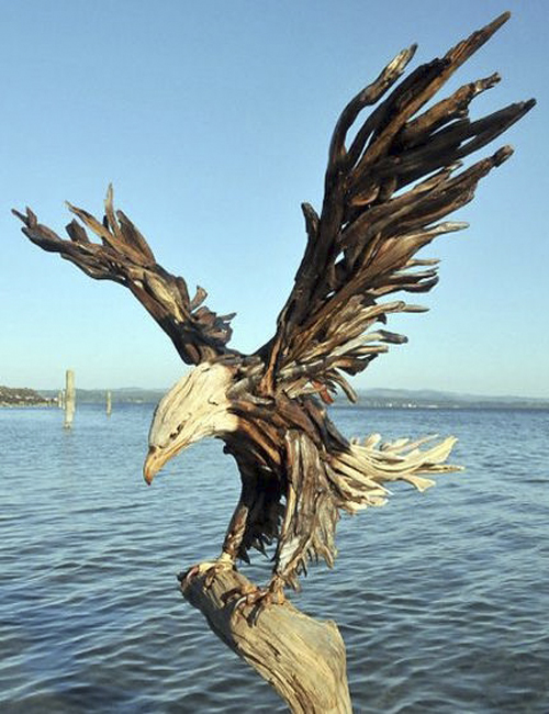 орел из деревянных коряг