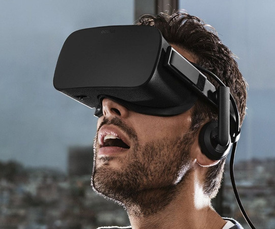 человек в шлеме виртуальной реальности
