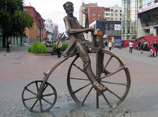 памятник изобретателю велосипеда Артамонову Ефиму