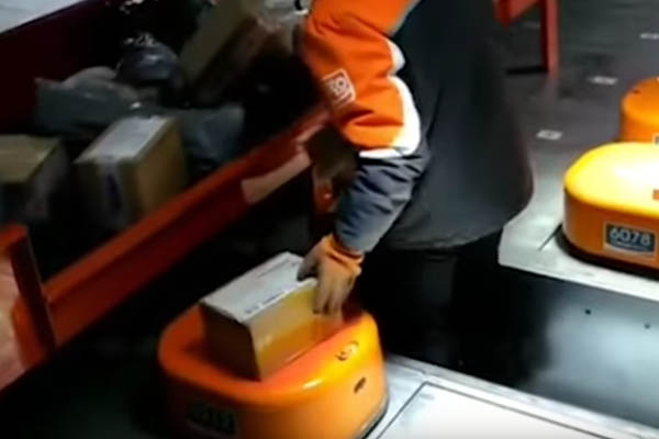 Робот сортировщик в Chinese delivery