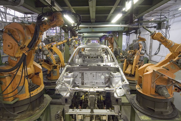 промышленные роботы на заводе
