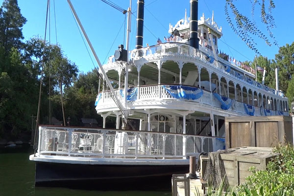 Корабль в парке развлечений Диснейленд в Америке