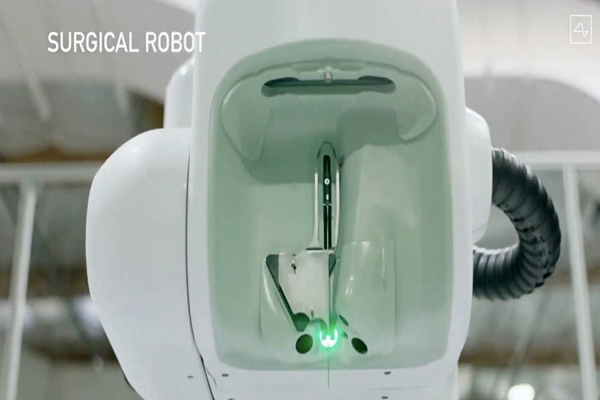 surgical робот для вживления чипов от Neuralink
